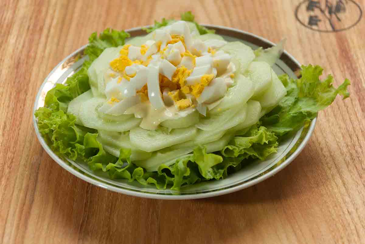 Салат зеленый с огурцами